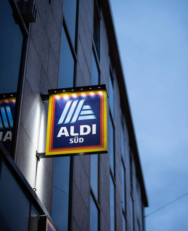 Blick auf das Logo einer Aldi Süd Filiale in Düsseldorf (2020).