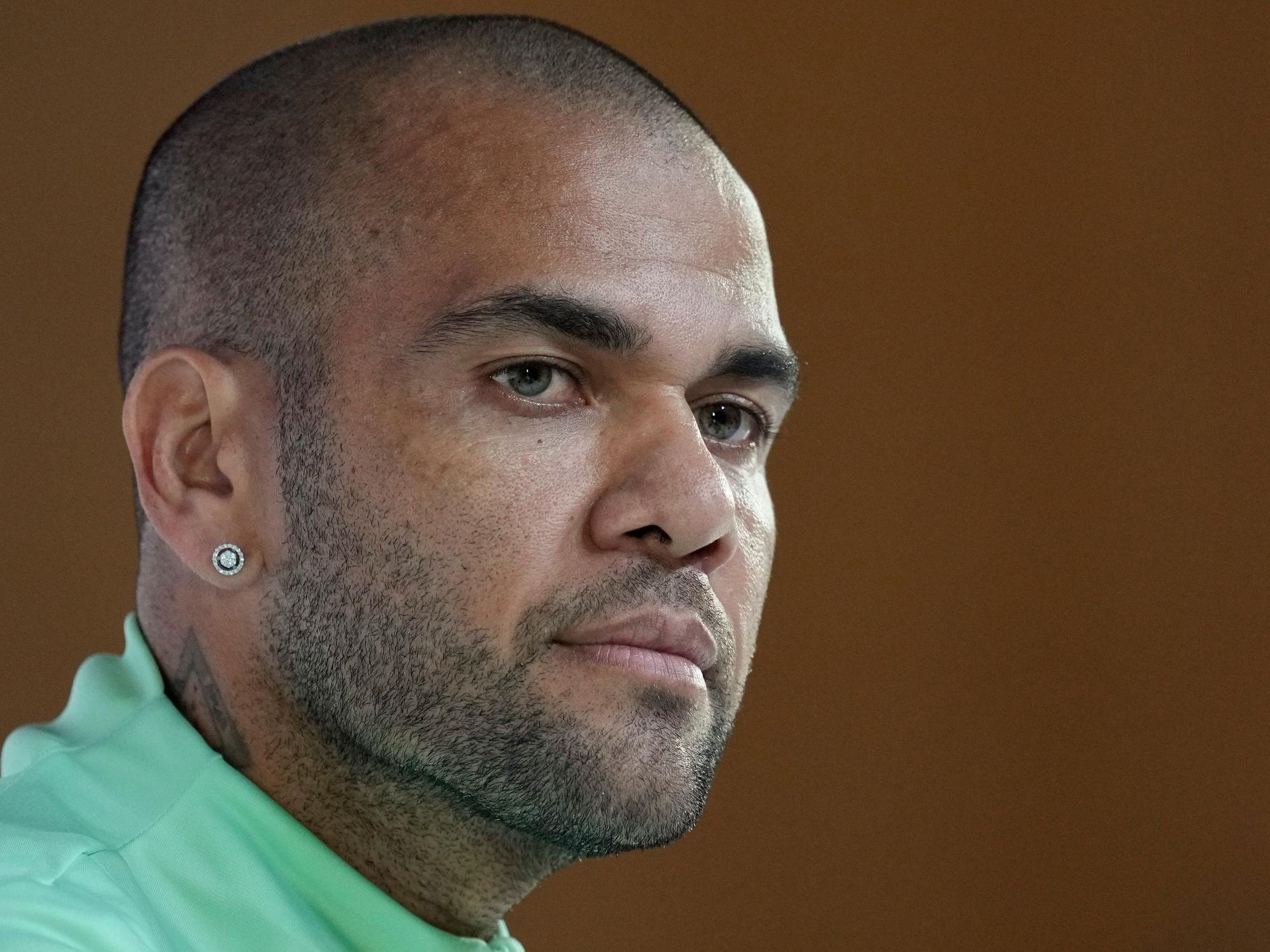 Dani Alves bei einer Pressekonferenz in Katar.