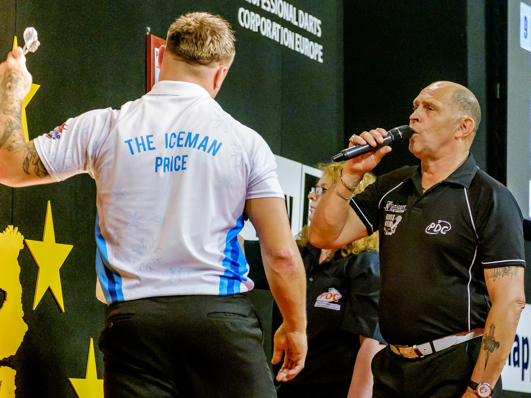 Russ Bray sagt bei einem Spiel von Ex-Weltmeister Gerwyn Price die erzielte Punktzahl an.