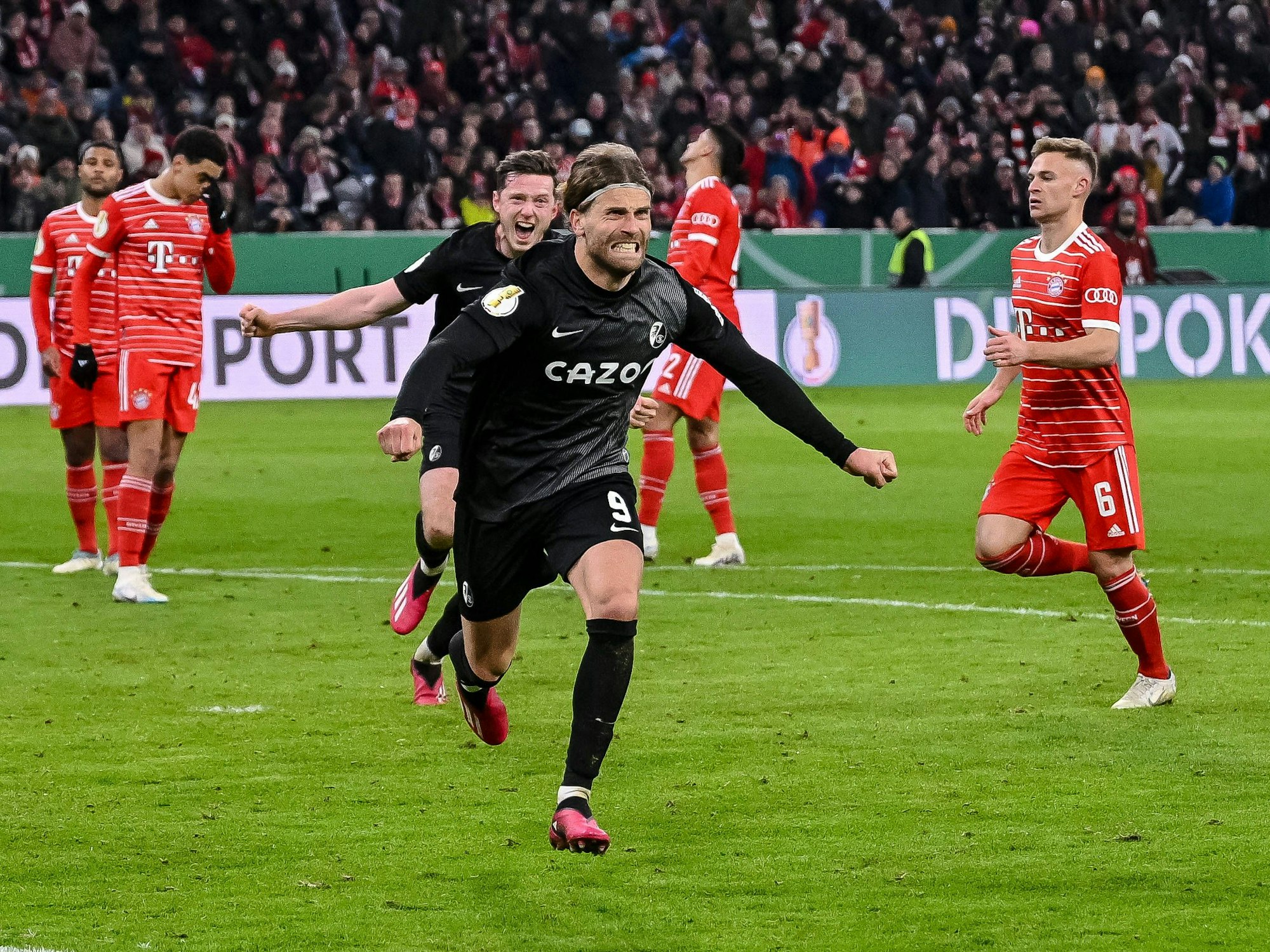 Lucas Hoeler bejubelt einen Treffer.