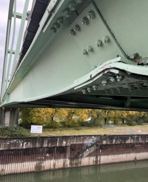 Das Foto zeigt die Stelle, an der der Autokran die Brücke im Niehler Hafen beschädigt hat.