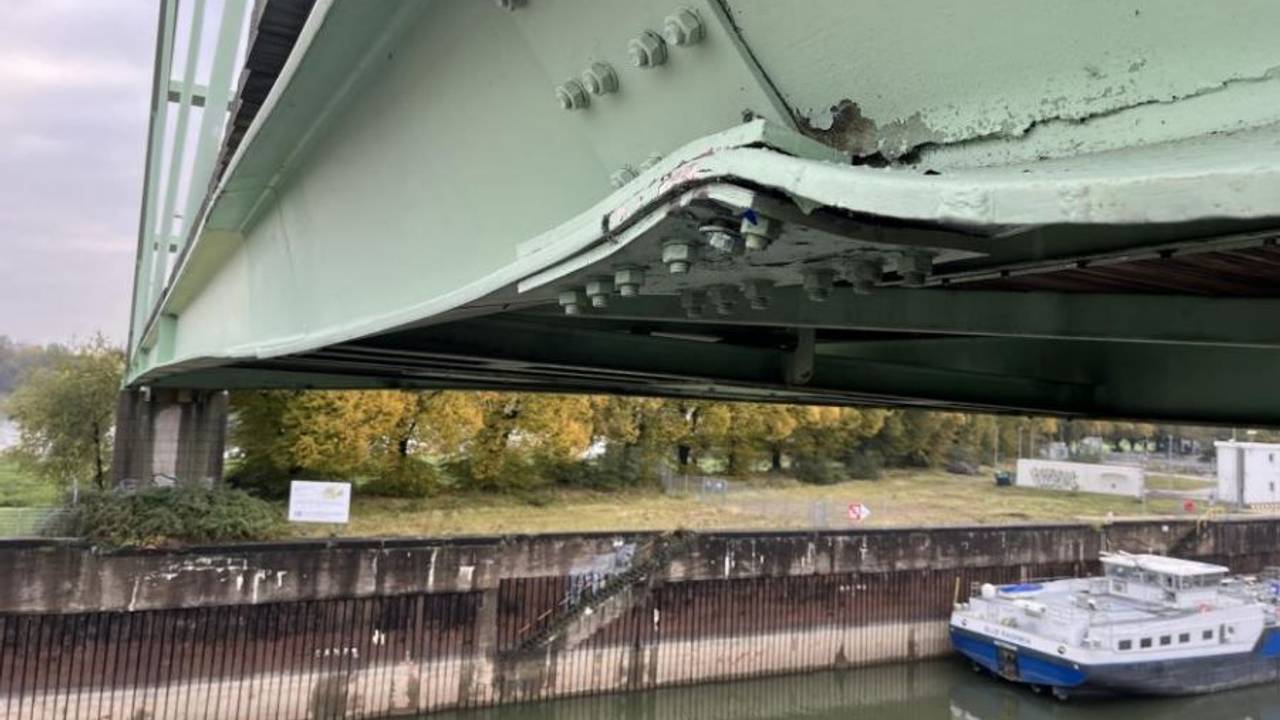 Das Foto zeigt die Stelle, an der der Autokran die Brücke im Niehler Hafen beschädigt hat.
