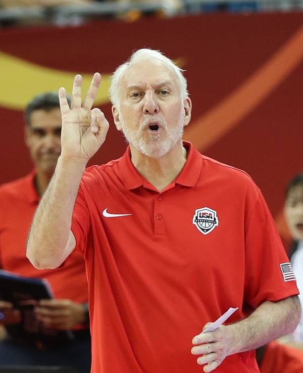 Gregg Popovich gestikulkiert.