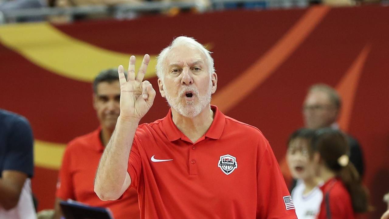 Gregg Popovich gestikulkiert.