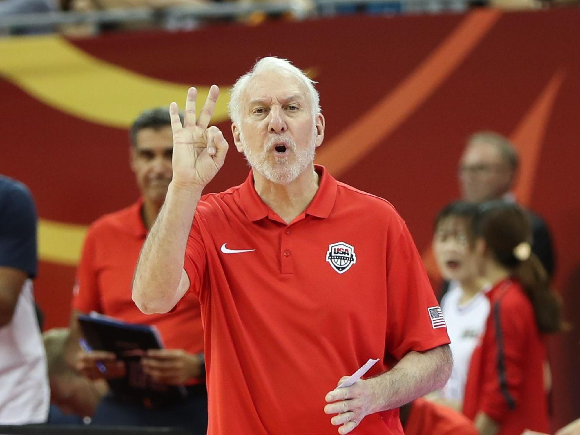 Gregg Popovich gestikulkiert.