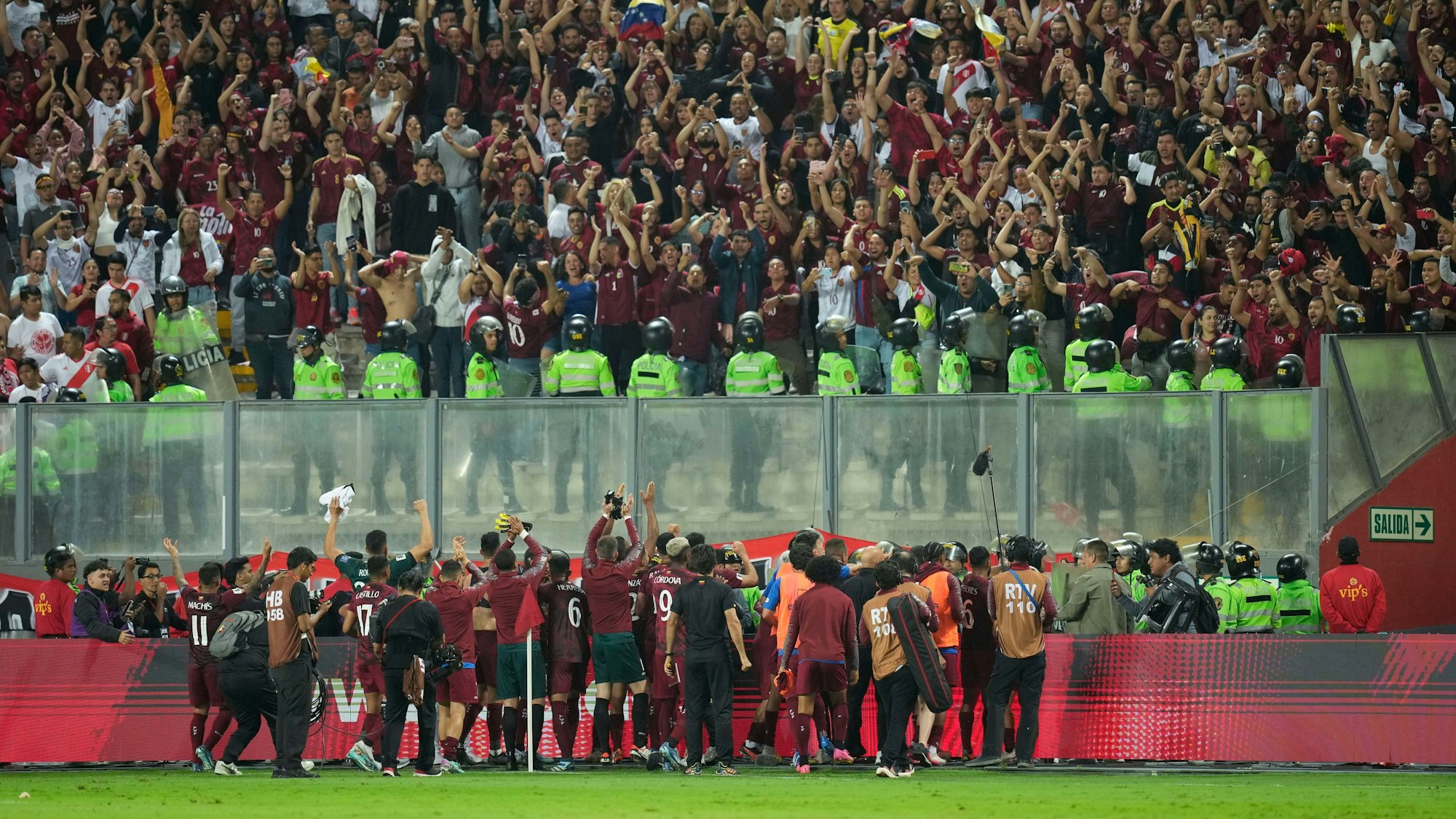 Die Spieler aus Venezuela feiern den Punktgewinn in Peru in der WM-Qualifikation mit ihren Fans.