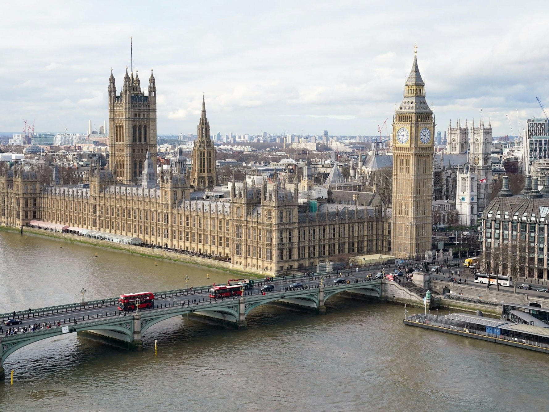 Blick auf die Stadt London mit dem Big Ben, dem Palace of Westminster und der Themse, hier im März 2023.
