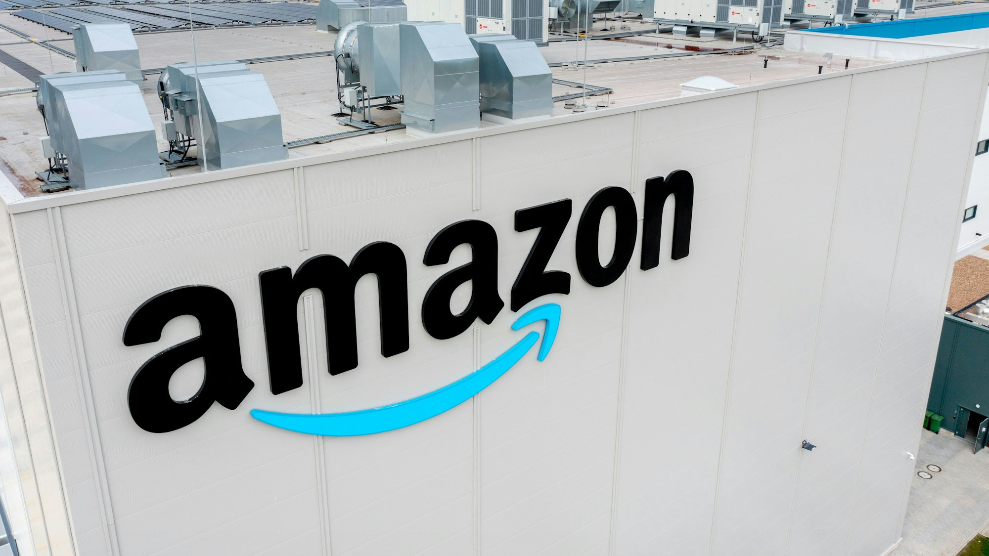 Das Logo von Amazon hängt an einem Logistikzentrum des Unternehmens: Die Gewerkschaft Verdi hat anlässlich des Rabatt-Tages Black Friday zu einem ganztägigen Warnstreik an fünf Amazon-Standorten in Deutschland aufgerufen.