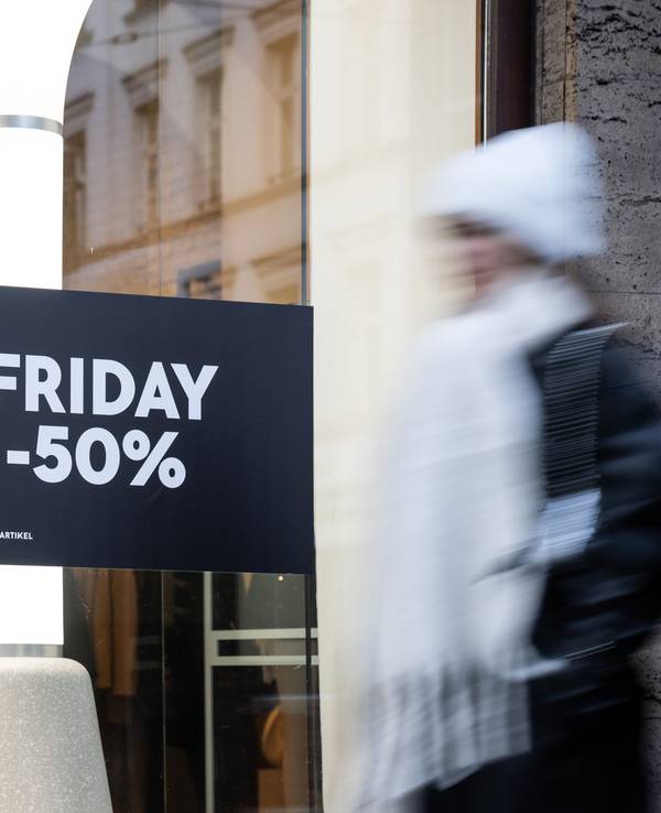 „Black Friday - Bis zu -50%“ steht auf einem Aufkleber an einem Schaufenster, hier im November 2023 in Berlin.