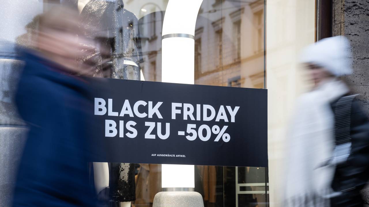 „Black Friday - Bis zu -50%“ steht auf einem Aufkleber an einem Schaufenster, hier im November 2023 in Berlin.