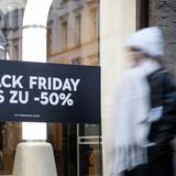 „Black Friday - Bis zu -50%“ steht auf einem Aufkleber an einem Schaufenster, hier im November 2023 in Berlin.