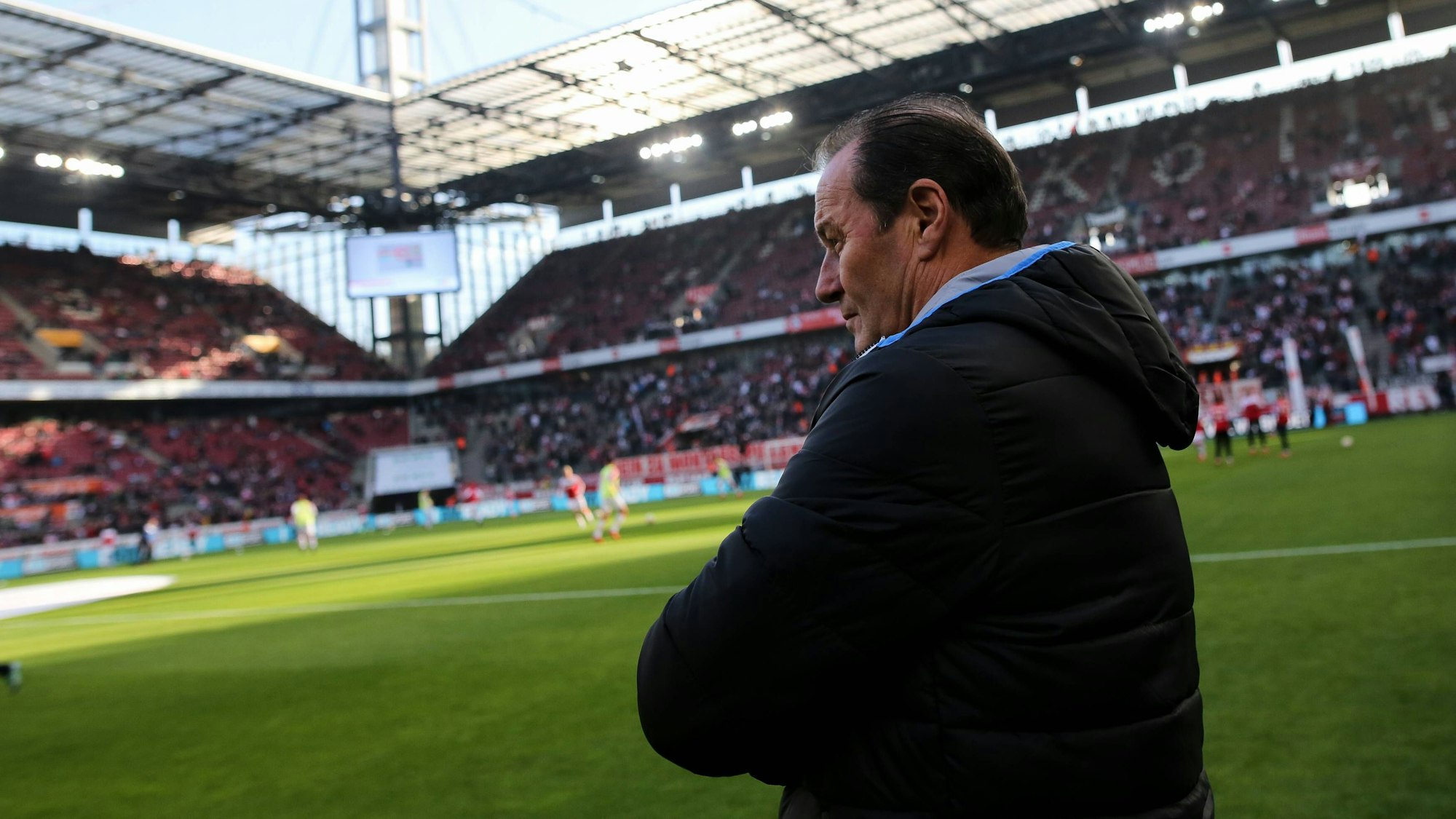 Huub Stevens steht im Kölner Rehin-Energie-Stadion an der Seitenlinie.