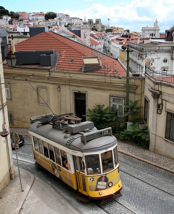 Blick auf die Altstadt von Lissabon und die historische Tram-Linie „Eléctrico 28“.