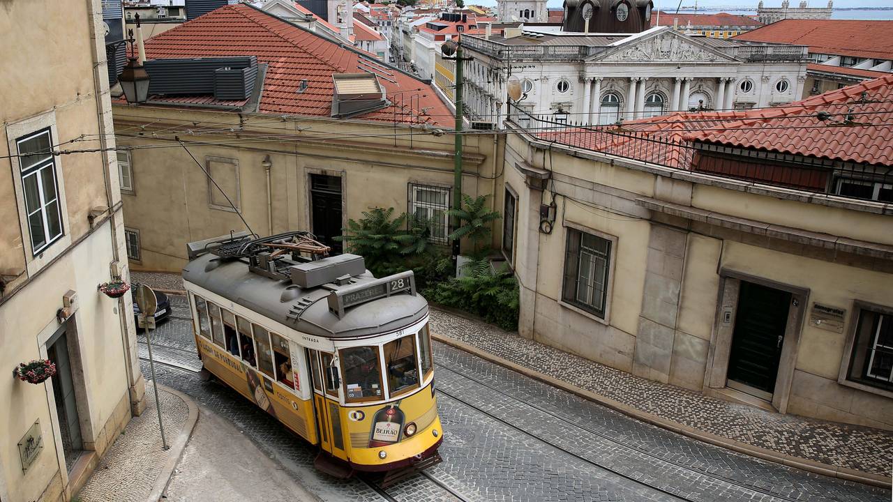 Blick auf die Altstadt von Lissabon und die historische Tram-Linie „Eléctrico 28“.