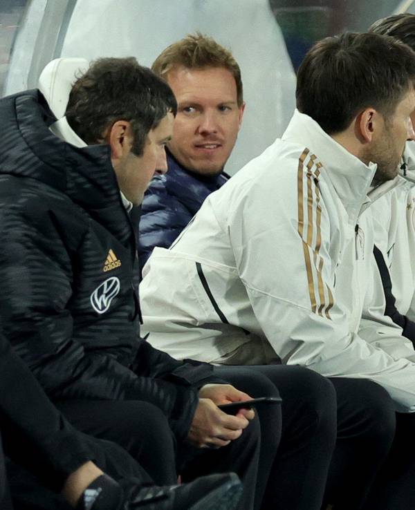 Julian Nagelsmann sitzt beim Spiel in Österreich auf der Trainerbank.