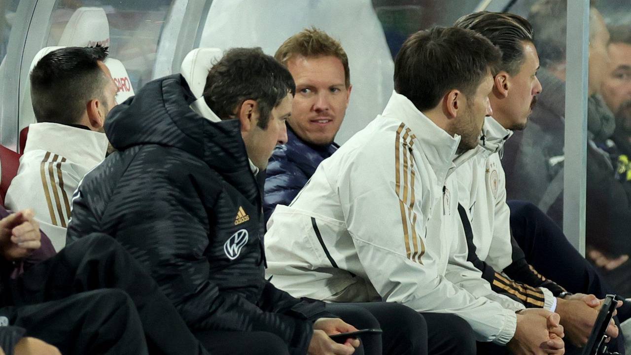 Julian Nagelsmann sitzt beim Spiel in Österreich auf der Trainerbank.