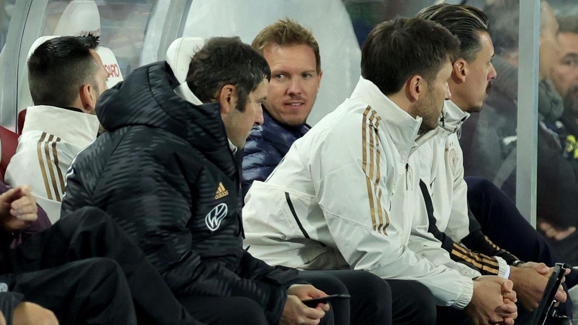 Julian Nagelsmann sitzt beim Spiel in Österreich auf der Trainerbank.