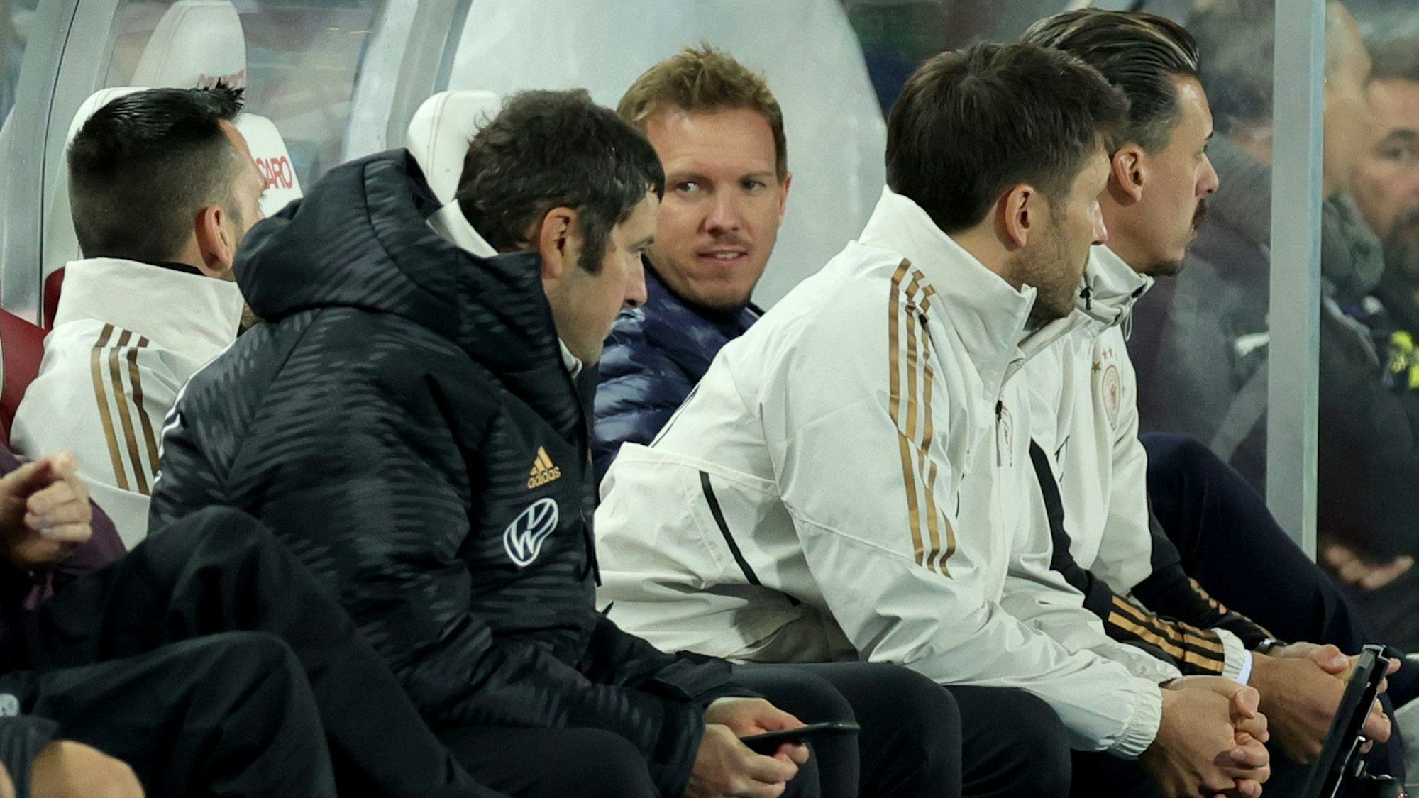 Julian Nagelsmann sitzt beim Spiel in Österreich auf der Trainerbank.