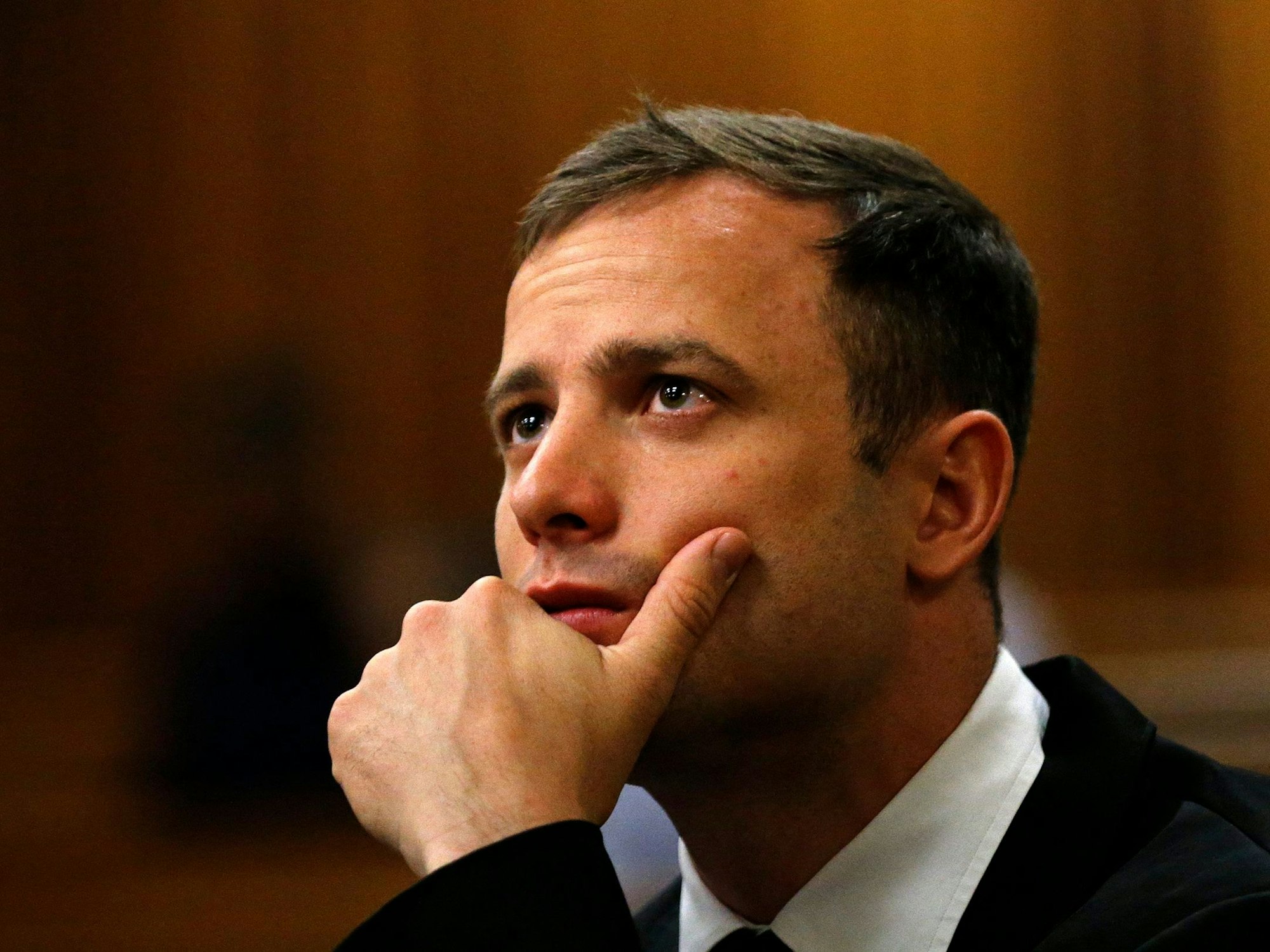 Paralympics-Sportler Oscar Pistorius sitzt nachdenklich im Gerichtssaal.