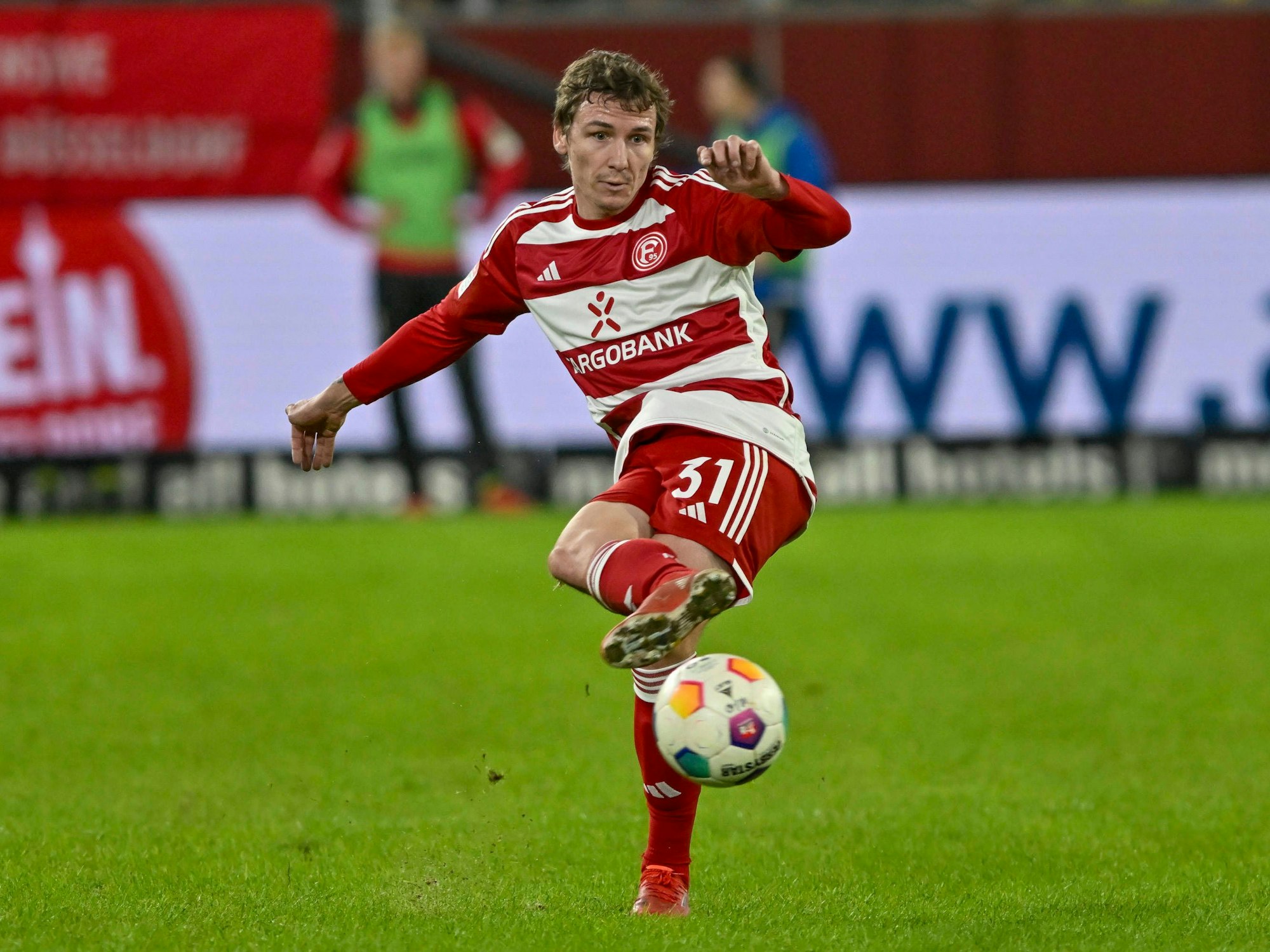 Fortuna Düsseldorfs Marcel Sobottka spielt einen Pass im Heimspiel gegen Wehen Wiesbaden.