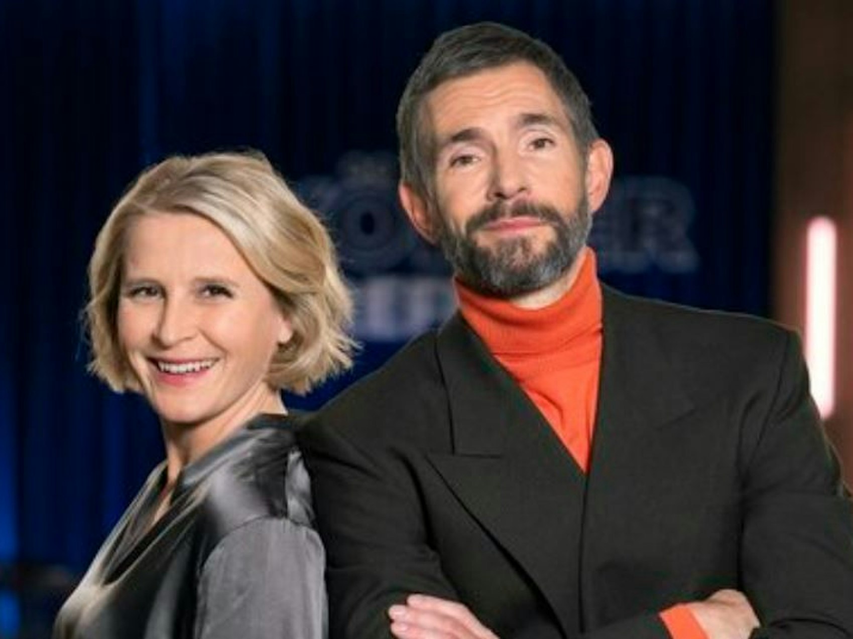 Susan Link und Micky Beisenherz stehen Seite an Seite und schauen in die Kamera.