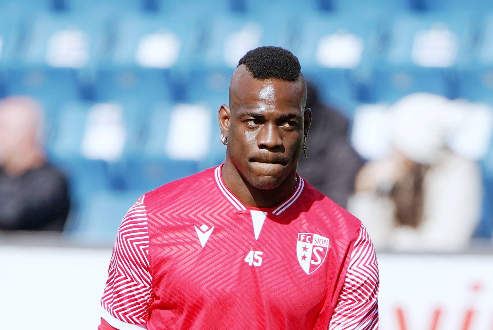 Mittelstürmer Mario Balotelli vor dem Spiel beim Aufwärmen.