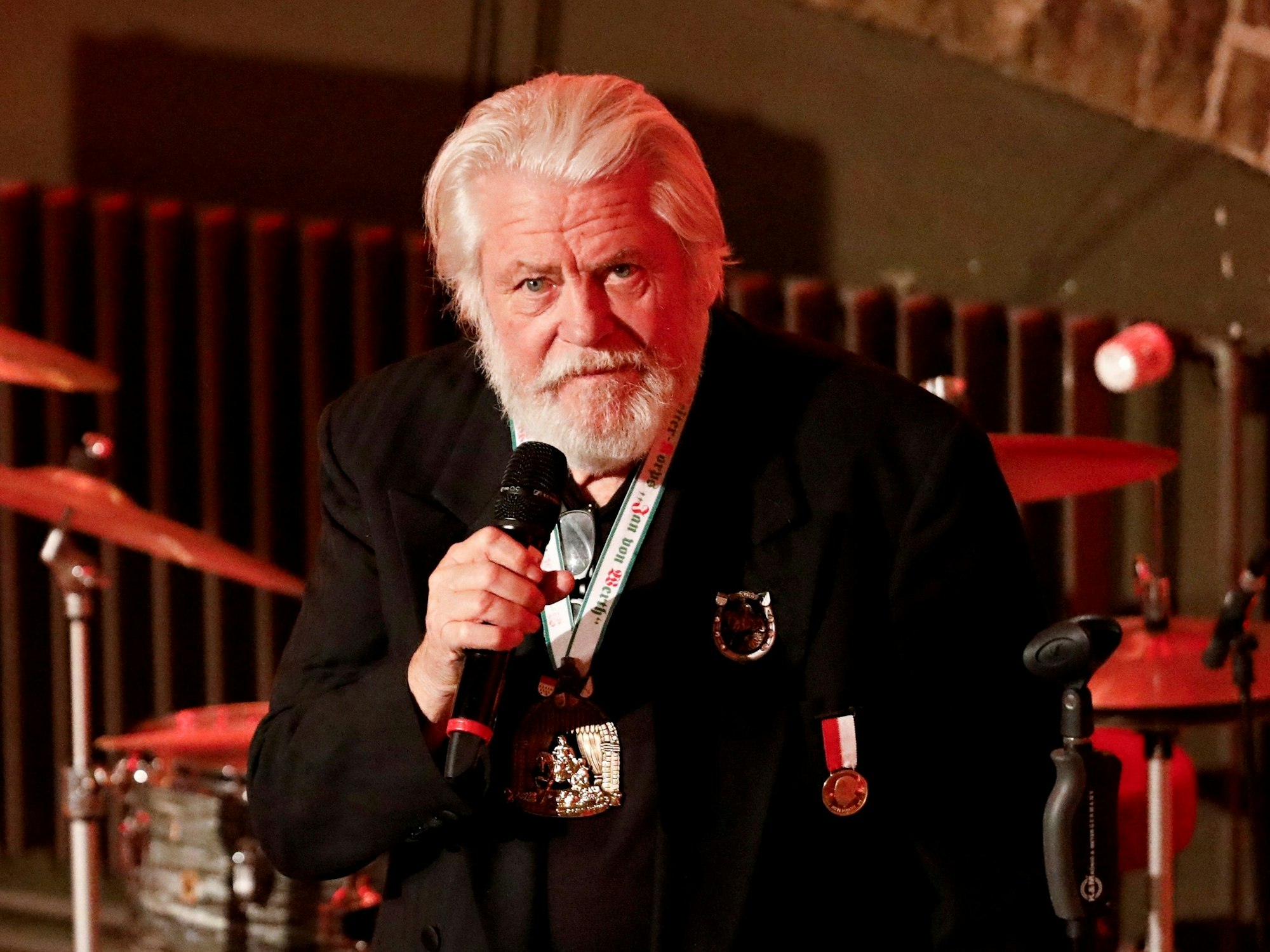 King Size Dick steht auf der Bühne.