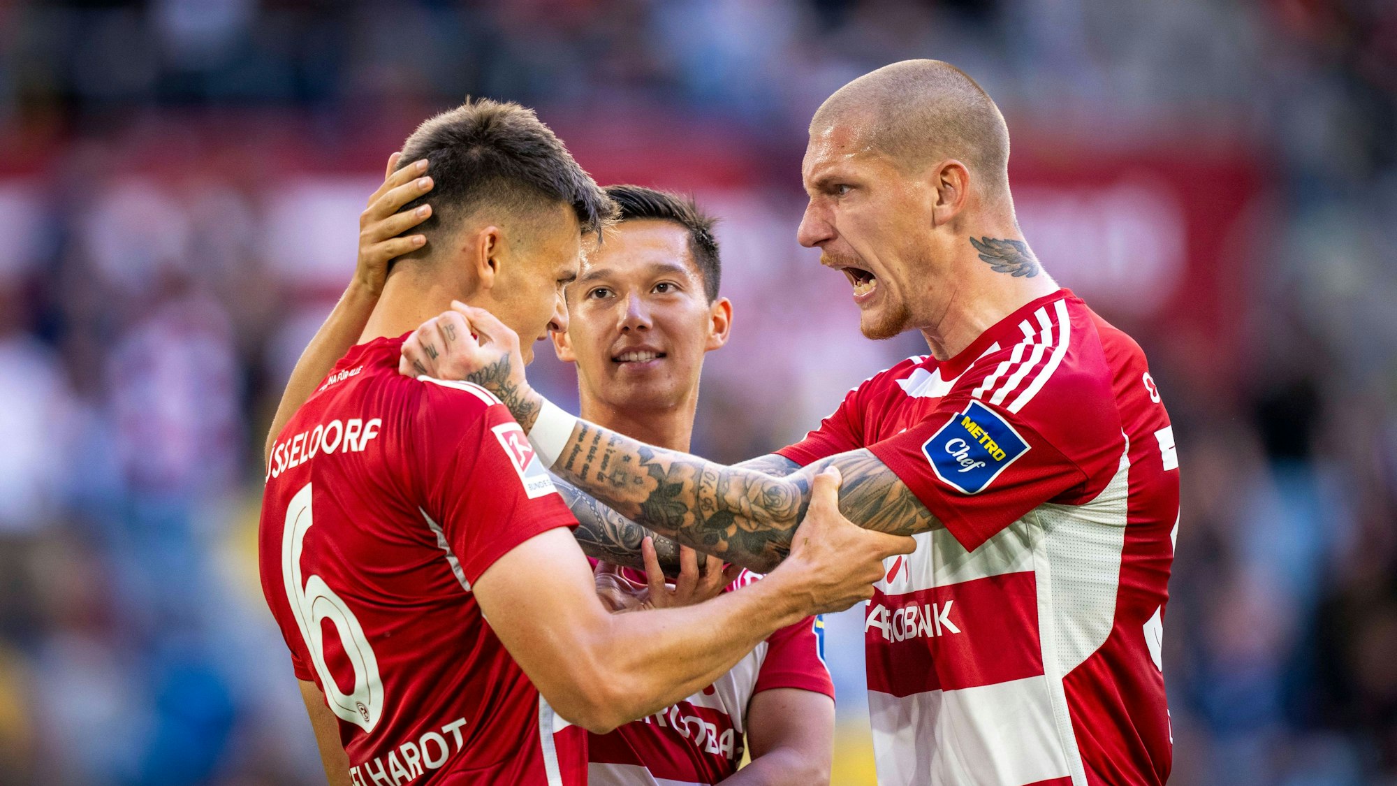 Yannik Engelhardt, Shinta Appelkamp und Jordy de Wijs jubeln gemeinsam über ein Tor.