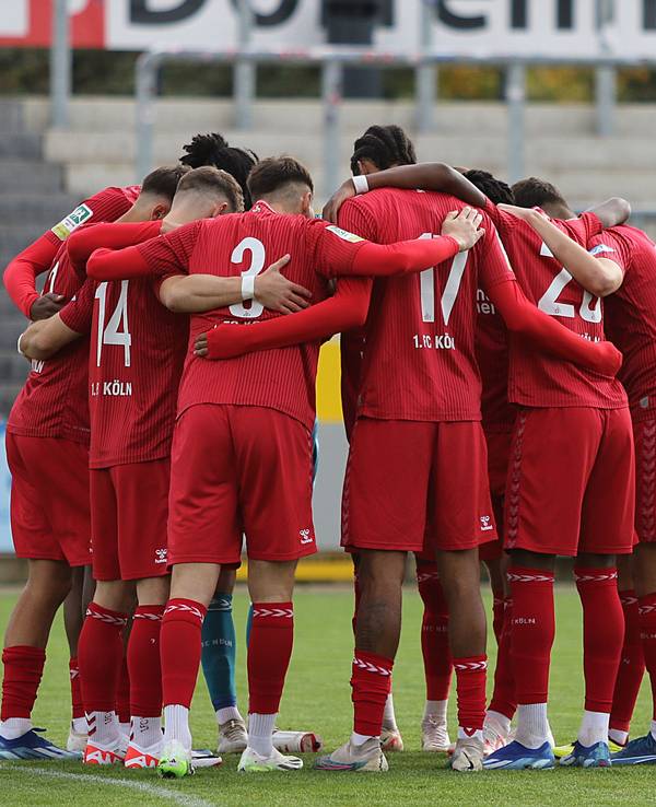 Die Spieler der U21 des 1. FC Köln bilden beim Regionalligaspiel einen Kreis.