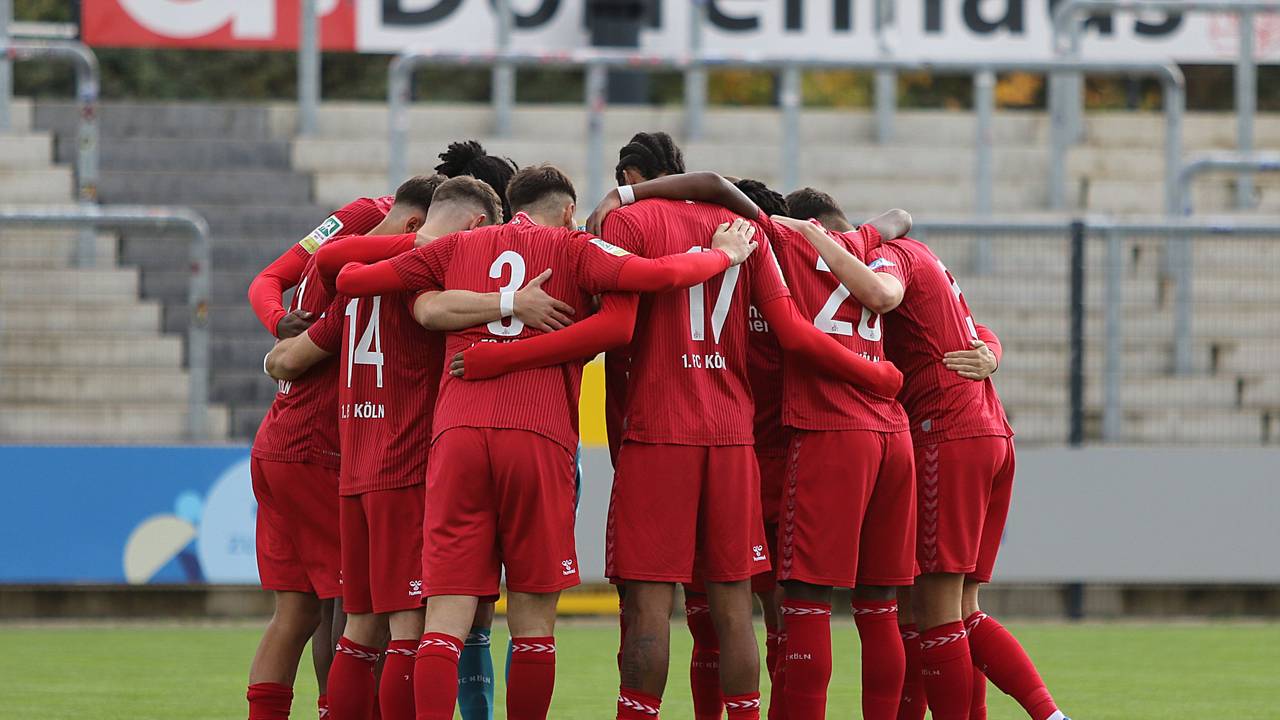 Die Spieler der U21 des 1. FC Köln bilden beim Regionalligaspiel einen Kreis.