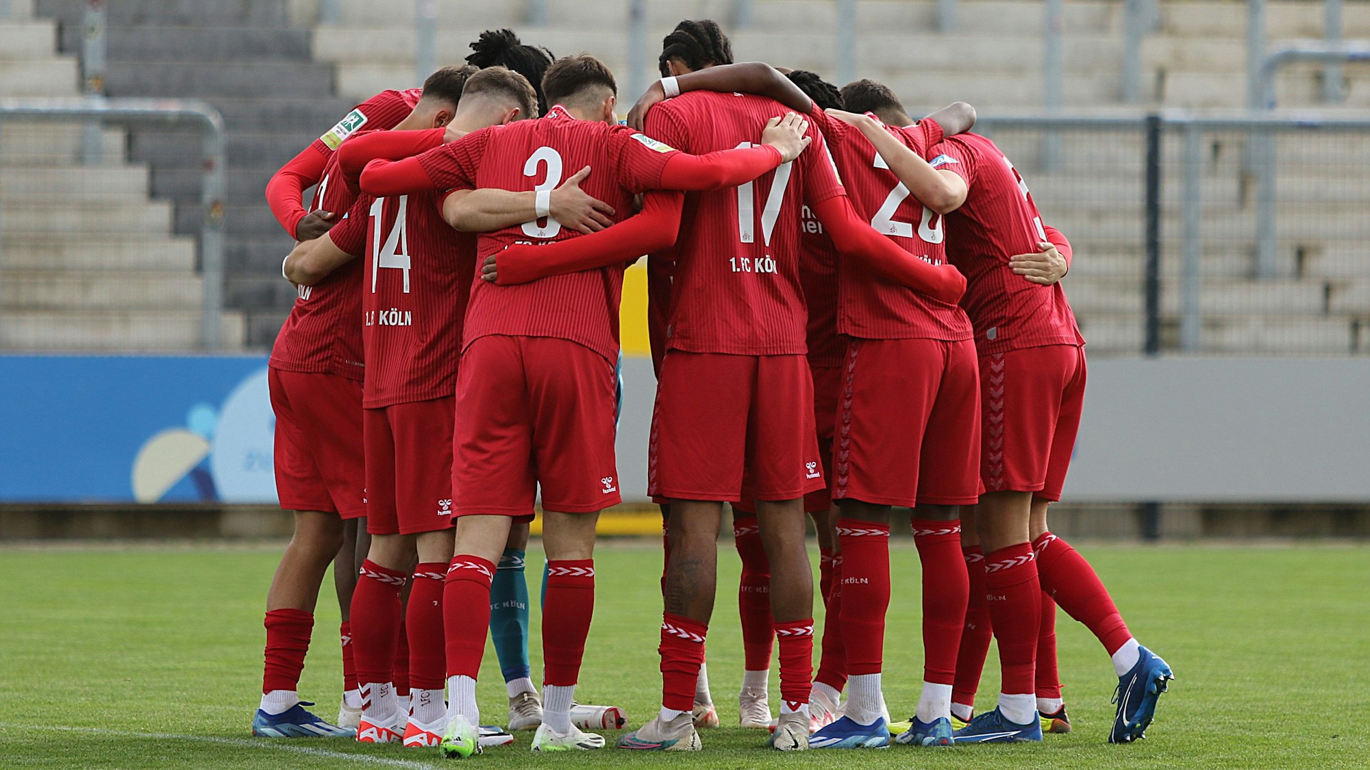 Die Spieler der U21 des 1. FC Köln bilden beim Regionalligaspiel einen Kreis.