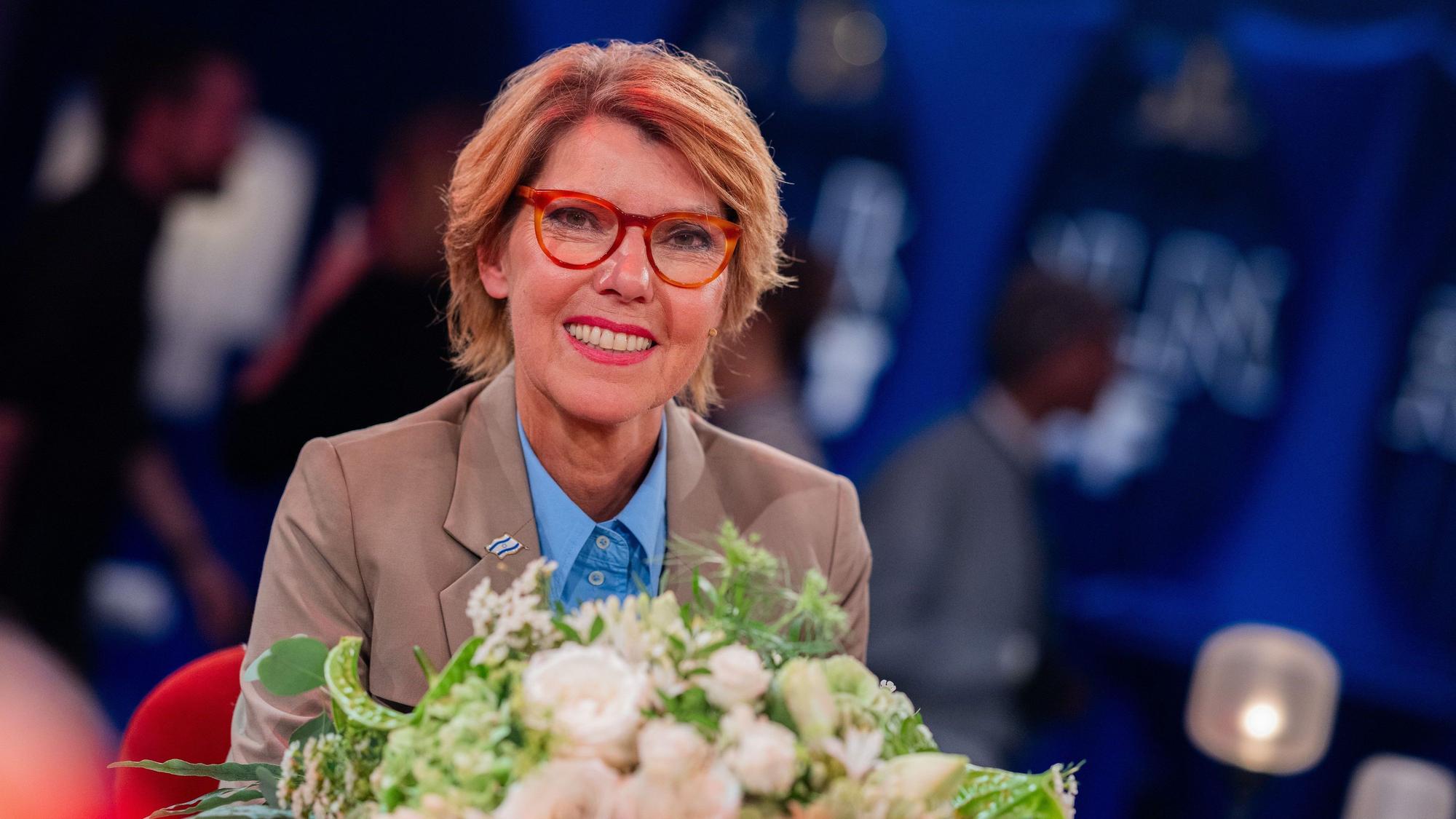 Bettina Böttinger sitzt mit einem Blumenstrauß in ihrer letzten Sendung des Kölner Treffs am 27. Oktober 2023.