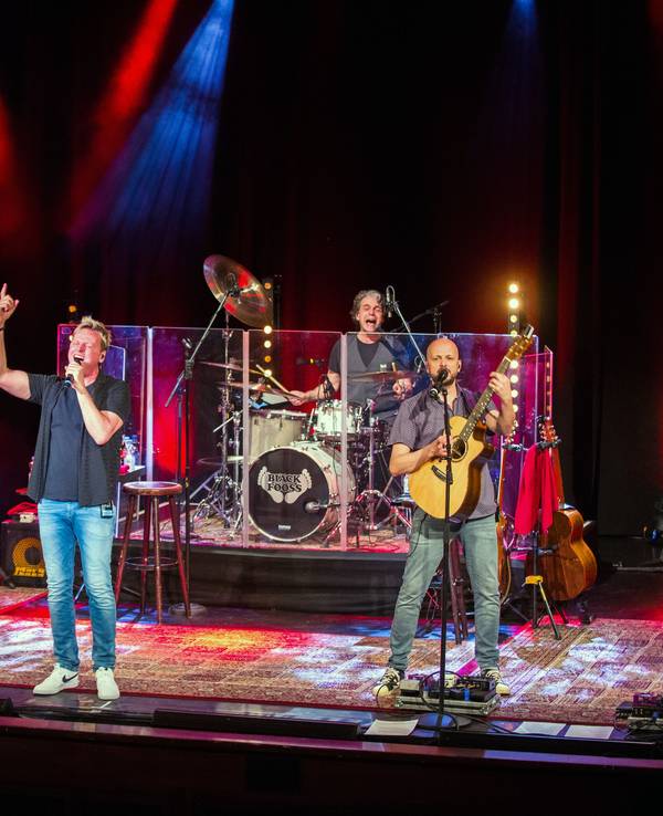 Erstes Bläck Fööss-Konzert in neuer Besetzung in der Volksbühne. Debüt von Schlagerzeuger Alex Vesper. Andreas Wegener, Hanz Thodam, Mirko Bäumer, Alex Vesper, Pit Hupperten, Christoph Granderath (v.l.n.r.)