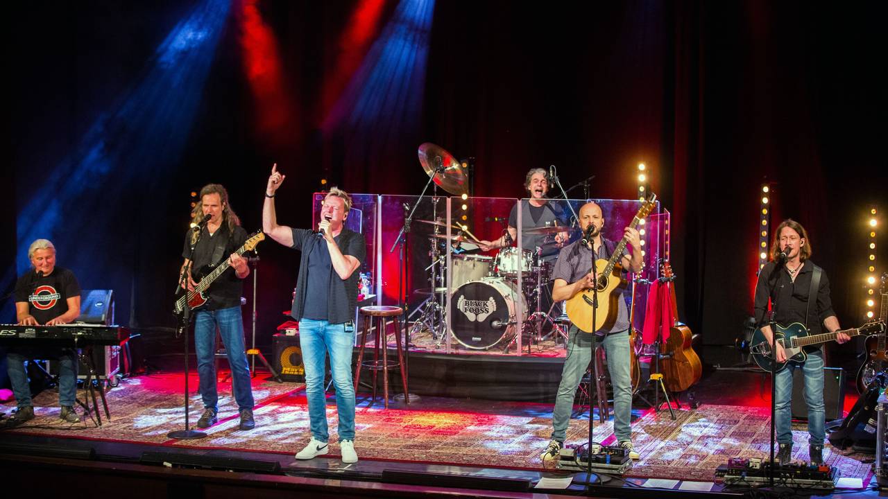 Erstes Bläck Fööss-Konzert in neuer Besetzung in der Volksbühne. Debüt von Schlagerzeuger Alex Vesper. Andreas Wegener, Hanz Thodam, Mirko Bäumer, Alex Vesper, Pit Hupperten, Christoph Granderath (v.l.n.r.)