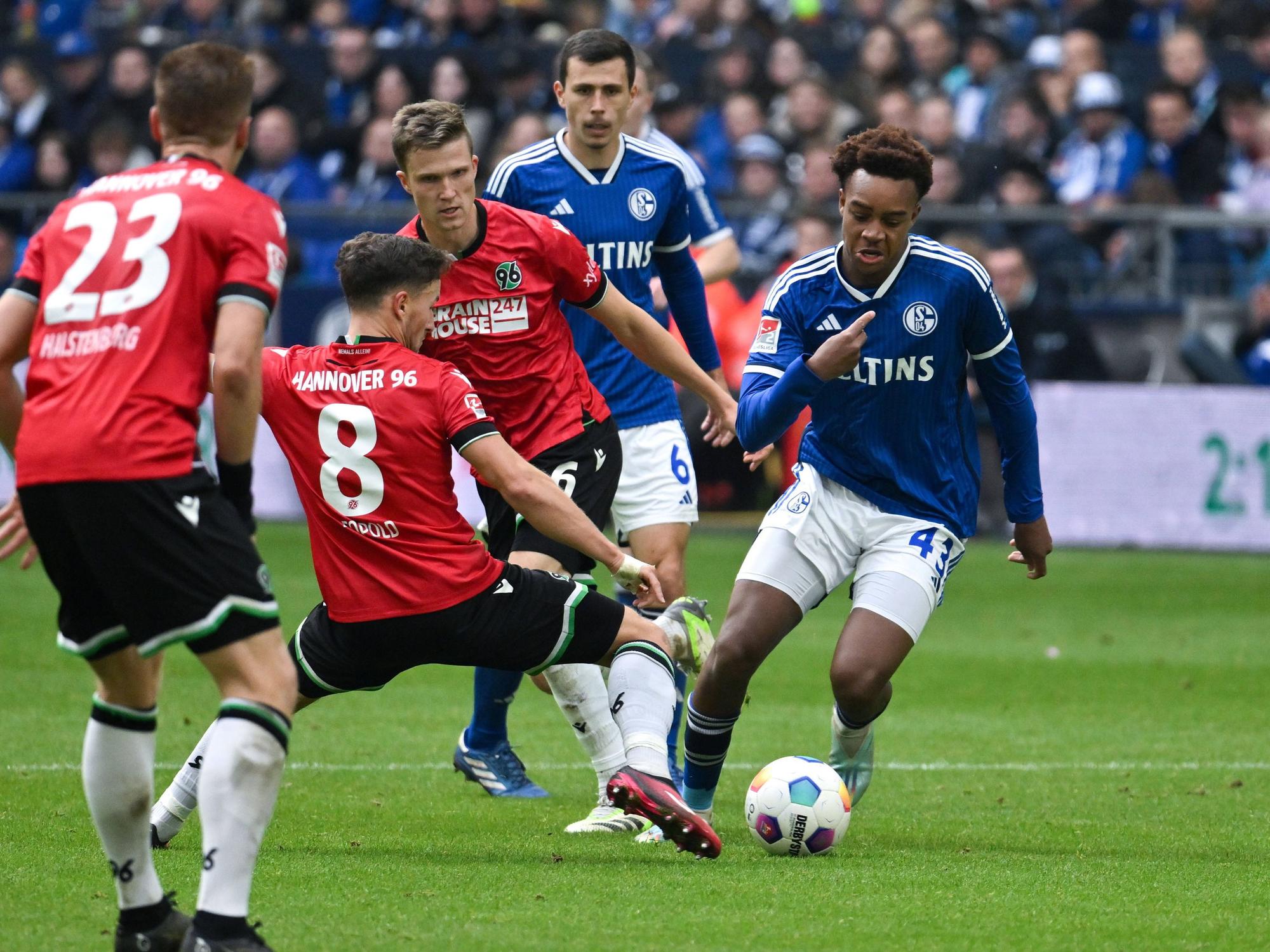 Assan Ouédraogo dribbelt gegen Hannover 96.