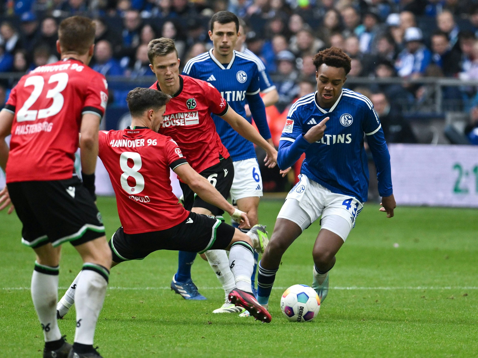 Assan Ouédraogo dribbelt gegen Hannover 96.