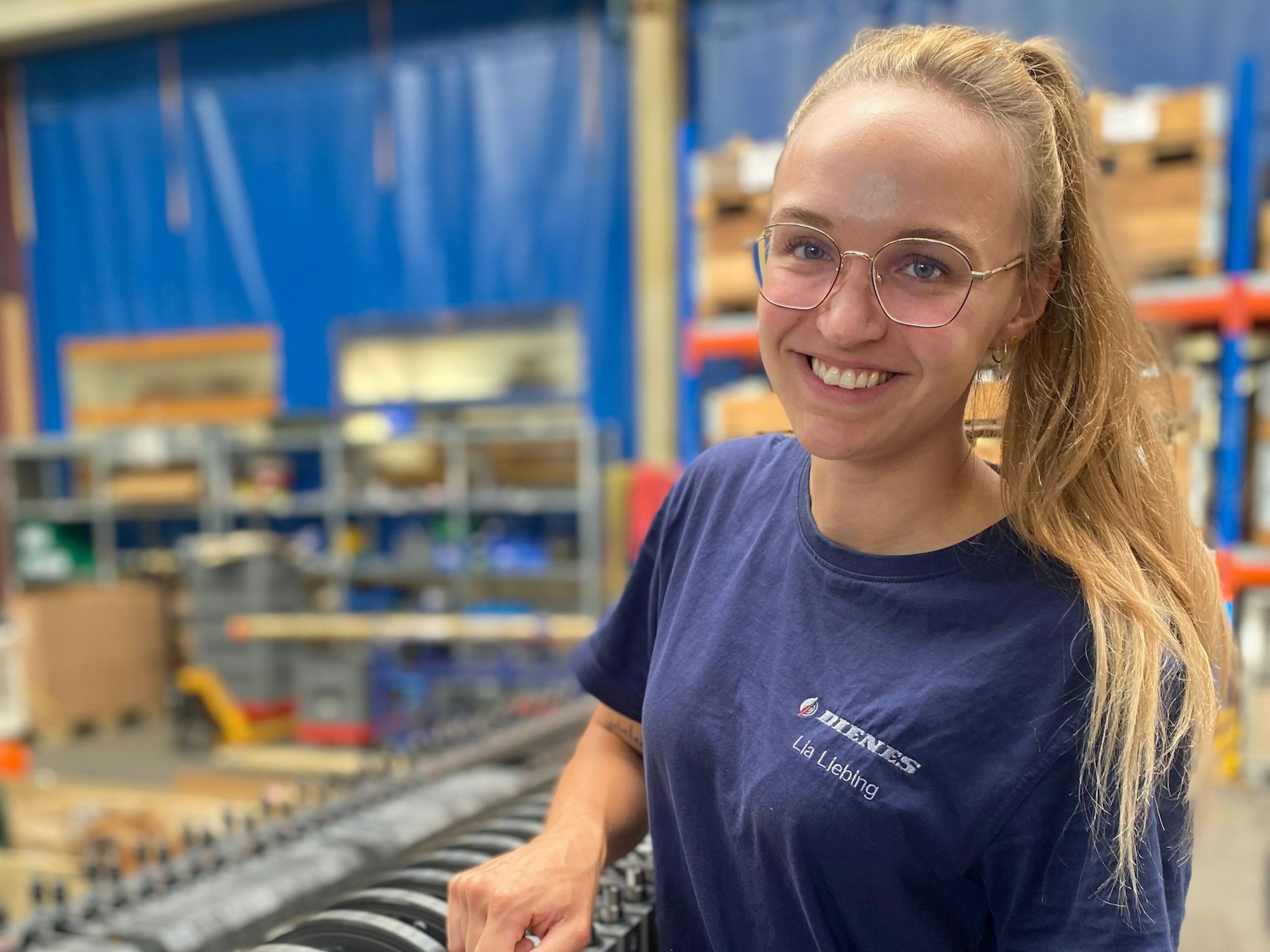 Lia Liebing bei der Arbeit und ohne Bräunungscreme