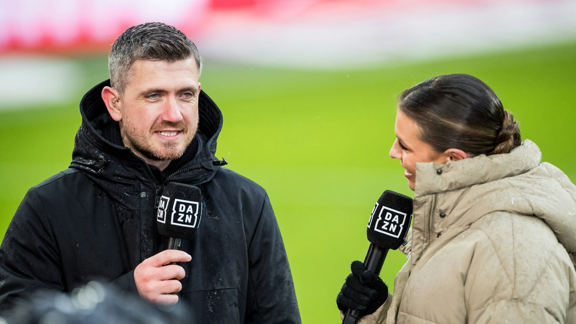 DAZN-Experte Sebastian Kneißl im Gespräch mit Moderatorin Laura Wontorra.