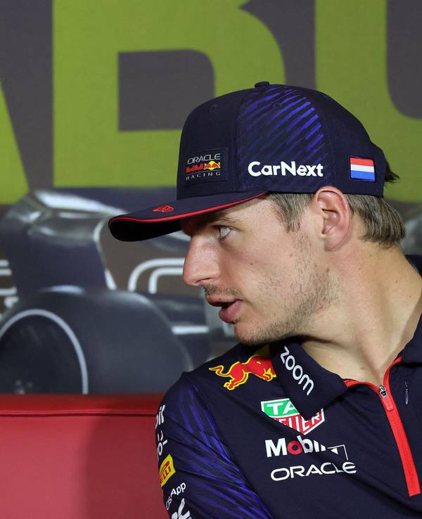 Charles Leclerc und Max Verstappen bei unterhalten sich bei einer Pressekonferenz
