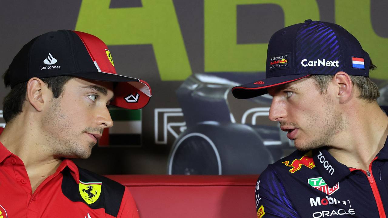 Charles Leclerc und Max Verstappen bei unterhalten sich bei einer Pressekonferenz