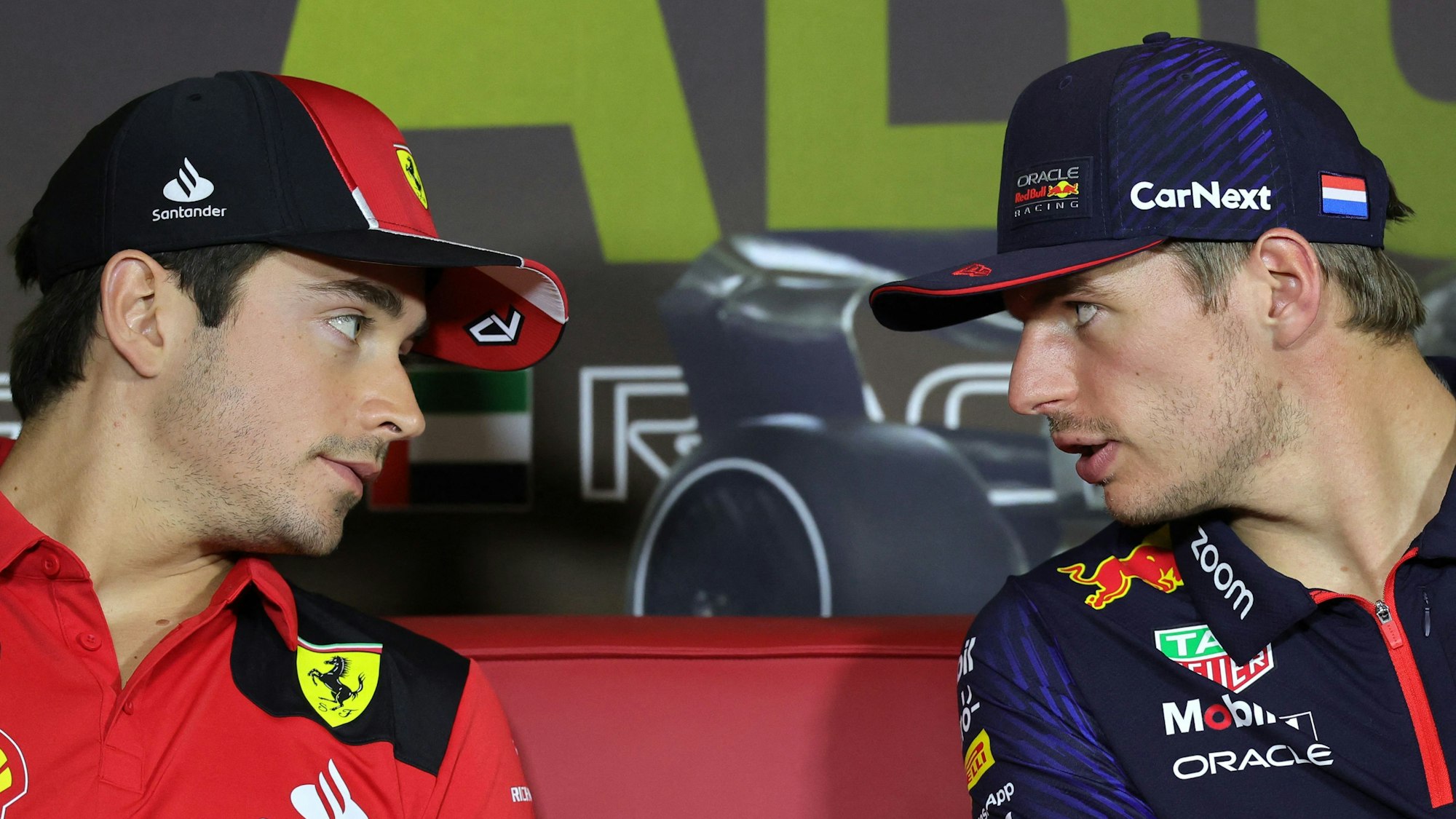 Charles Leclerc und Max Verstappen bei unterhalten sich bei einer Pressekonferenz