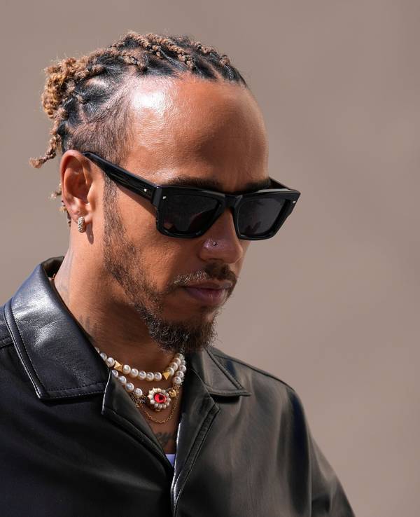 Mercedes-Pilot Lewis Hamilton mit Sonnenbrille an der Rennstrecken in Abu Dhabi.