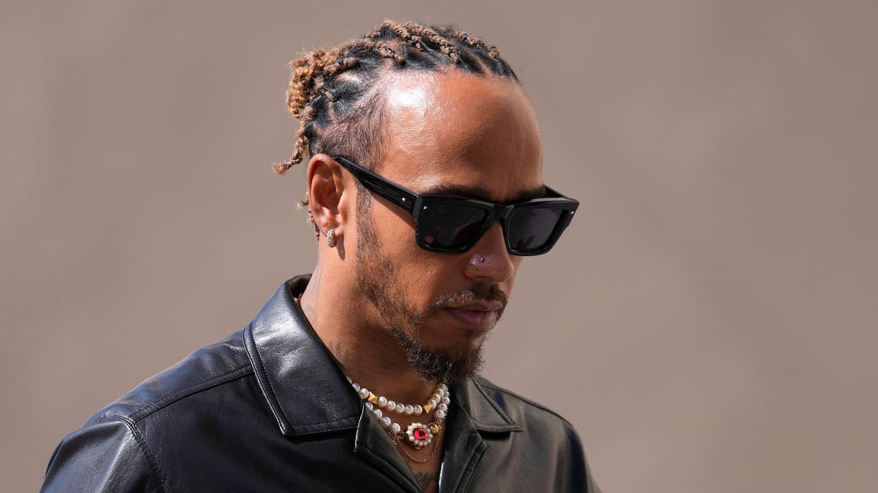 Mercedes-Pilot Lewis Hamilton mit Sonnenbrille an der Rennstrecken in Abu Dhabi.