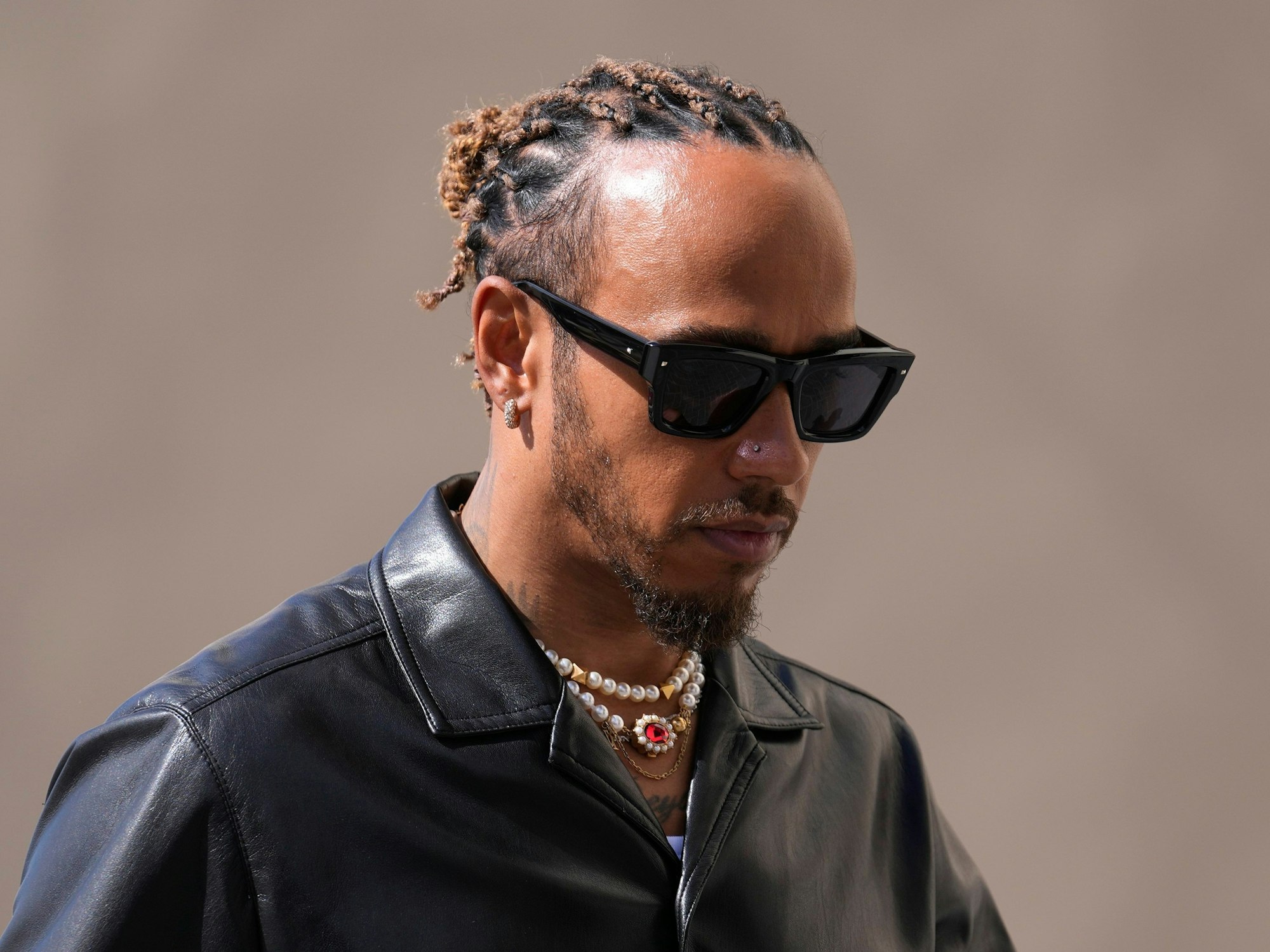 Mercedes-Pilot Lewis Hamilton mit Sonnenbrille an der Rennstrecken in Abu Dhabi.