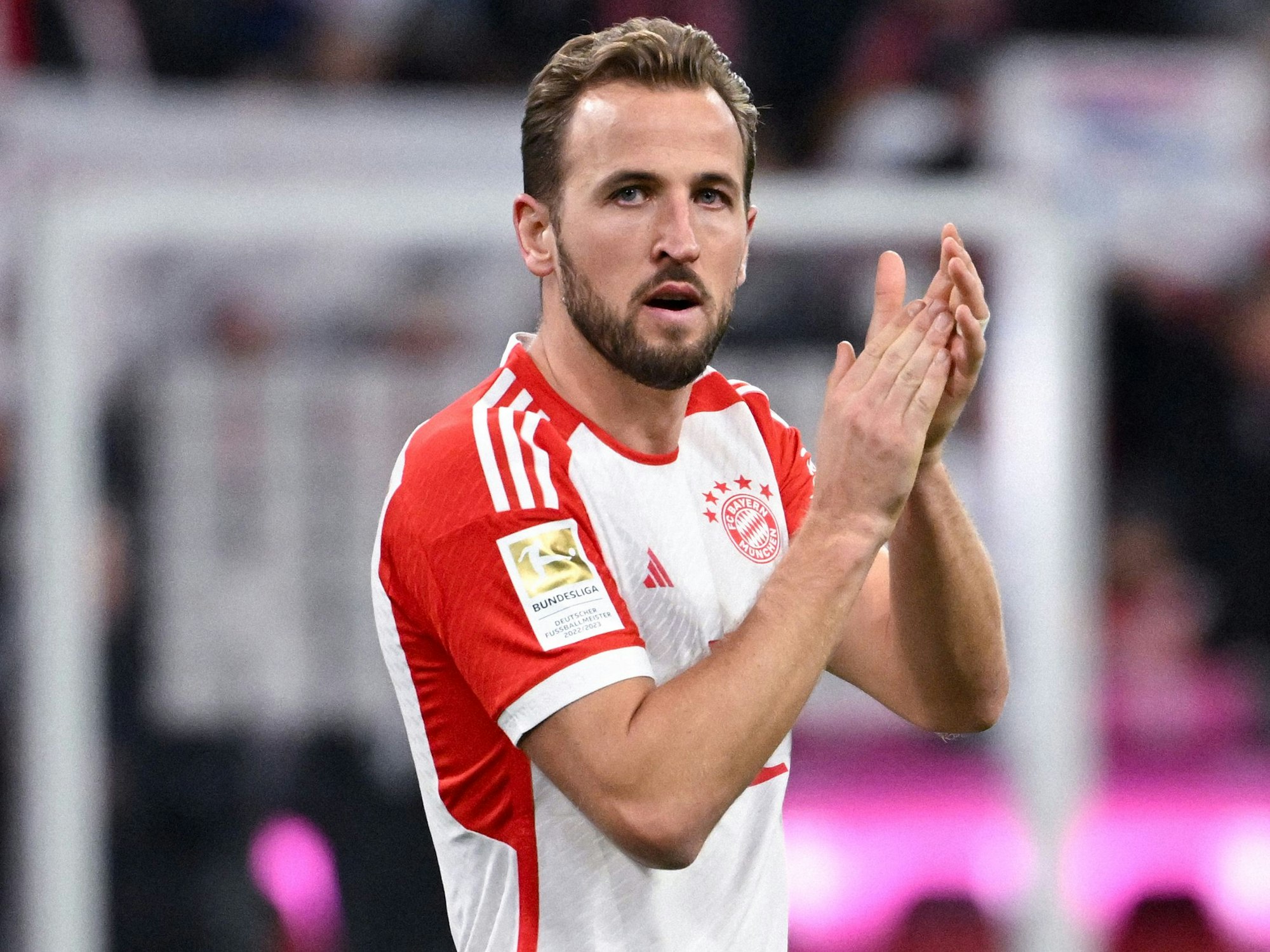 Harry Kane klatscht in die Hände.