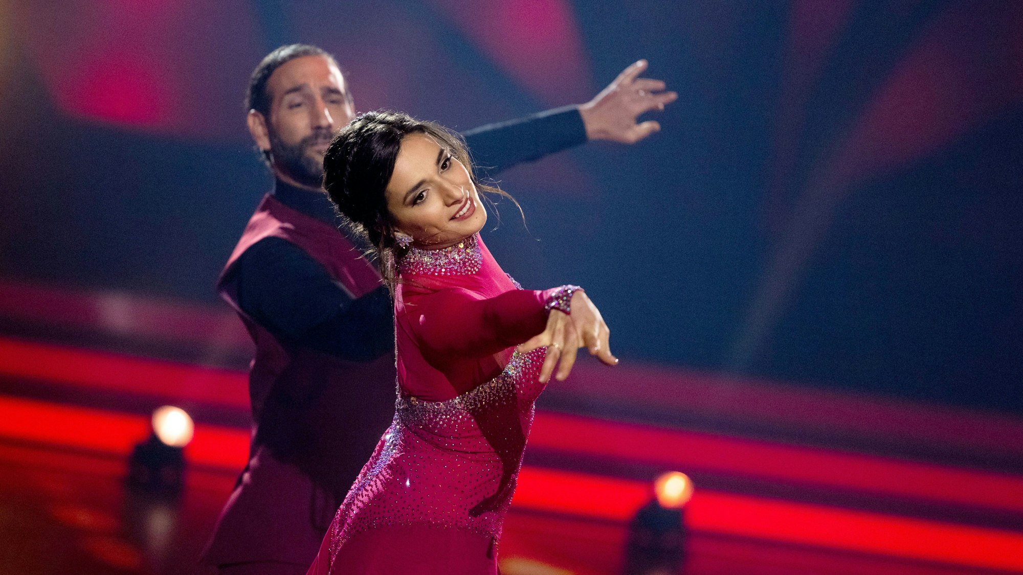 Sally Özcan, Youtuberin und Influencerin, und Massimo Sinato, Profitänzer, tanzen in der RTL-Tanzshow "Let's Dance" im Coloneum.