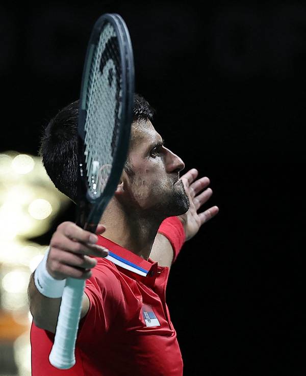 Novak Djokovic jubelt mit ausgestreckten Armen und mürrischem Blick.