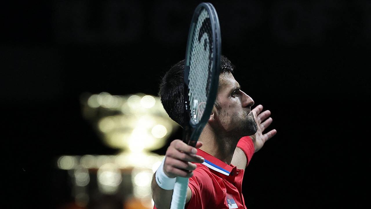 Novak Djokovic jubelt mit ausgestreckten Armen und mürrischem Blick.