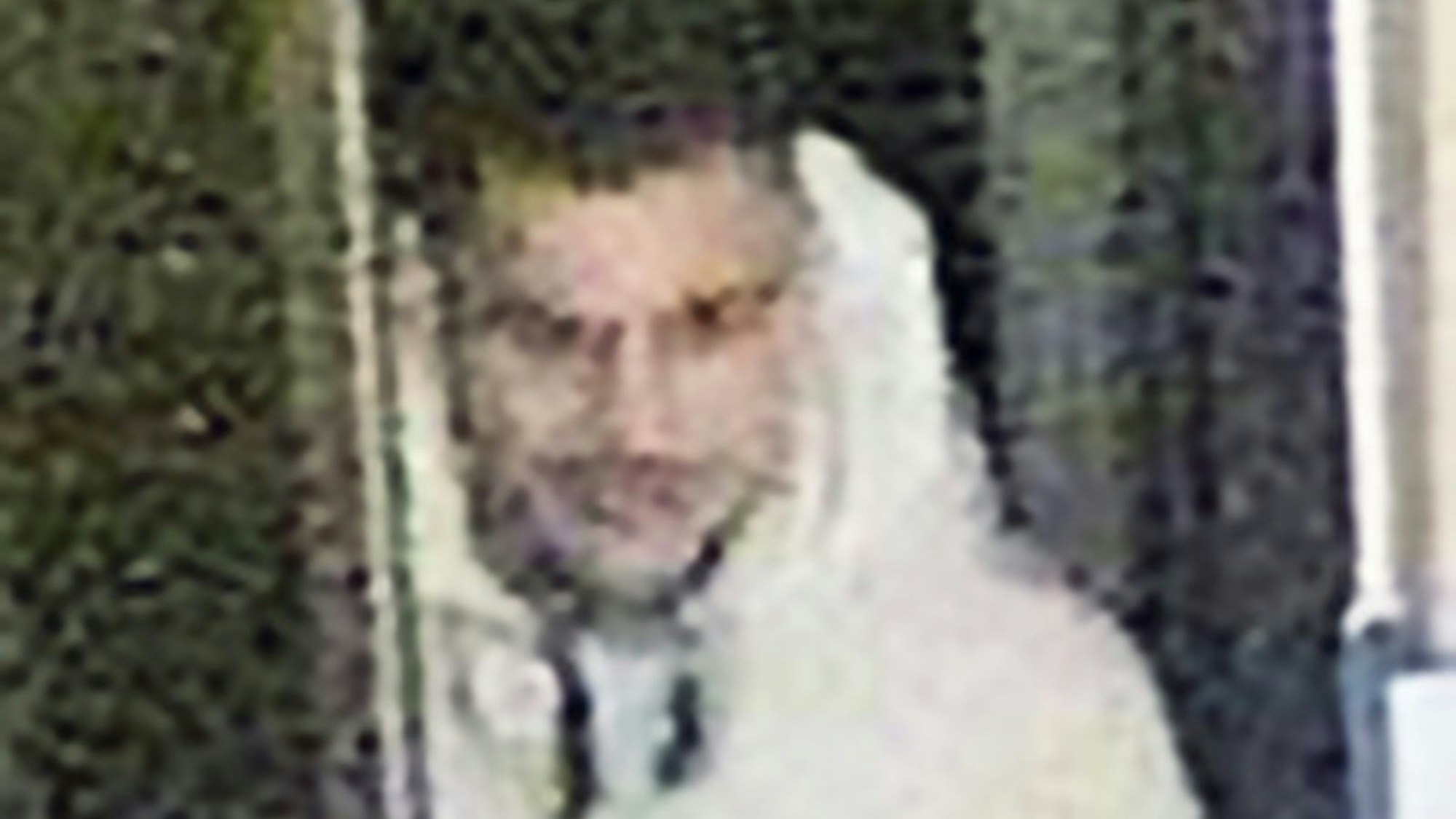 Fahndungsfoto eines Mannes, der wegen eines Raubes an einem Obdachlosen von der Polizei öffentlich gesucht wird.