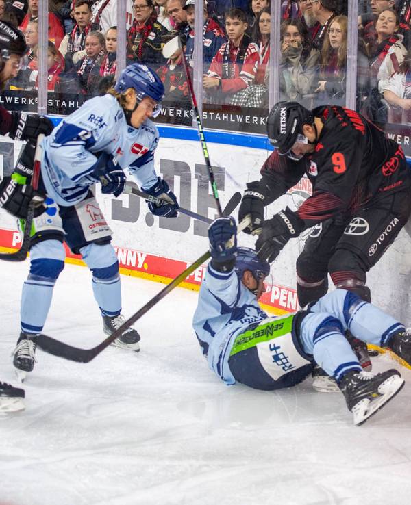 Maximilian Kammerer (KEC) im Duell mit den Straubing Tigers.